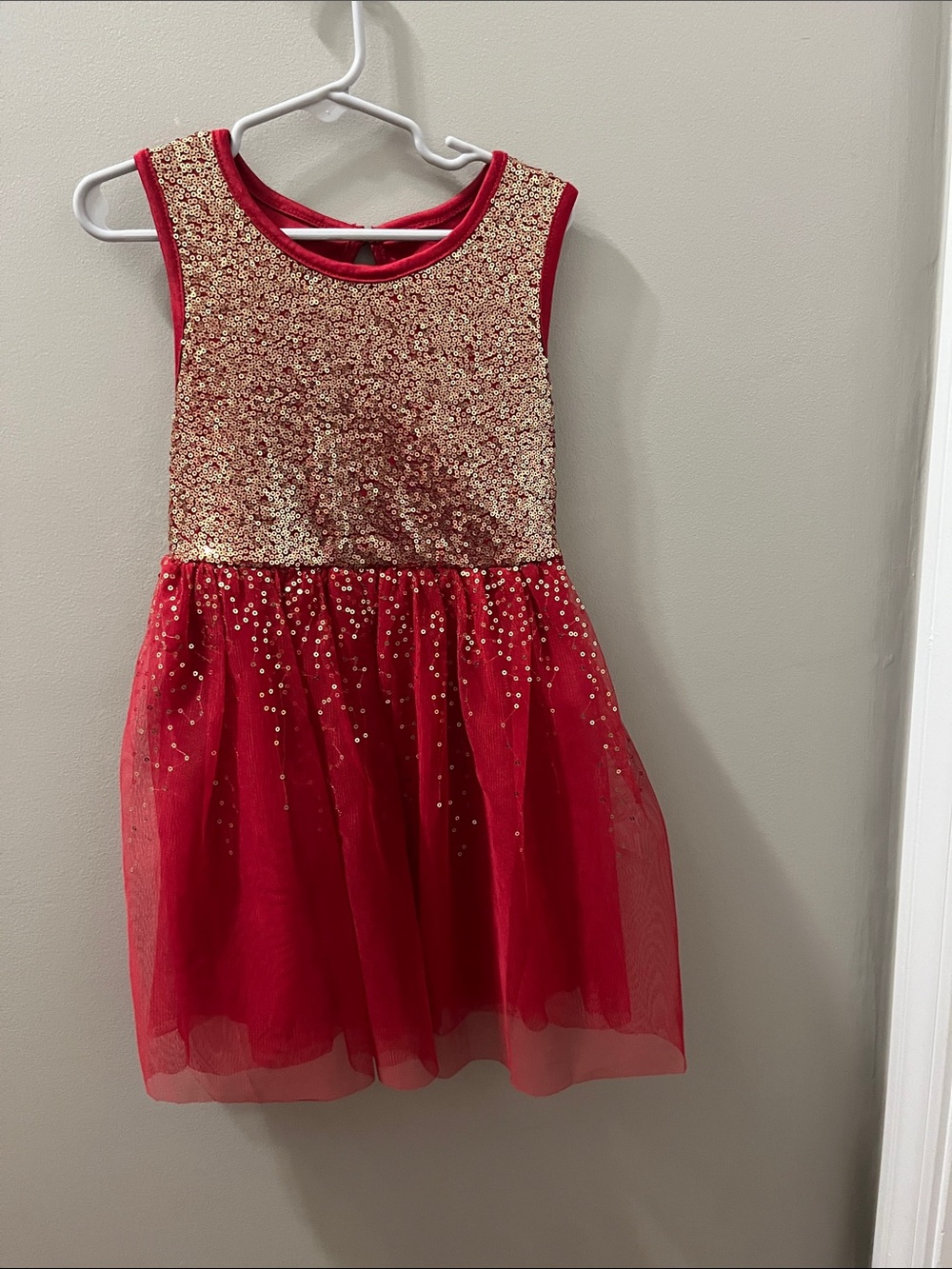 wonder nation Red Dress with Gold Sequin Bodice
Size XS (4-5)
